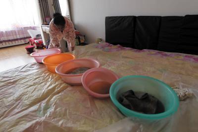天台楼上漏水，住户失联，小区没物管，业主维权难！律师来支招……